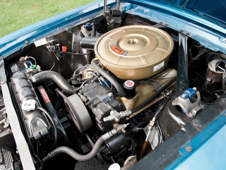 Моторный отсек Ford Mustang GT Fastback 1965 года  (фото 10 из 19)